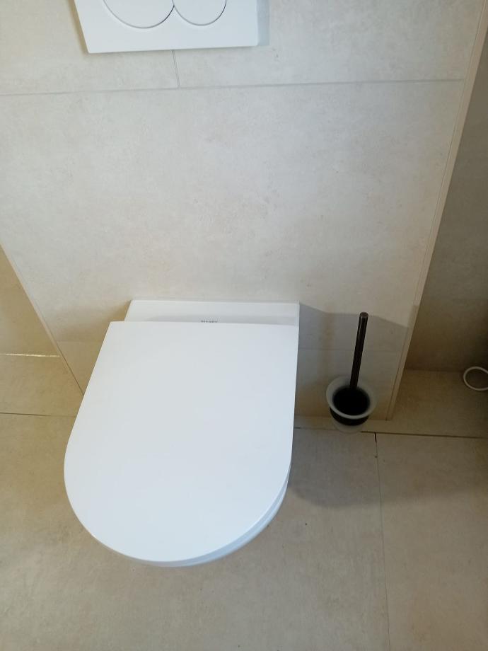 Imversa bvba - badkamer renovatie Aartselaar, hangtoilet wit , wand afwerking beige tegels