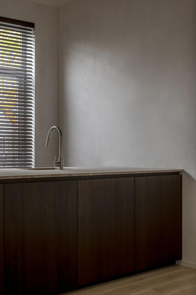 Mai Design - Cafeïne fotografie - badkamer Gent, keukeneiland, met natuursteen werkblad , zandkleuren, donkere houtsoort kasten ,keukenkraan inox met ronde uitloop